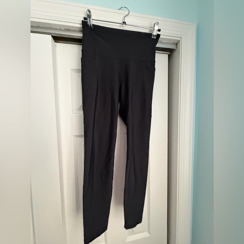 Black active leggings